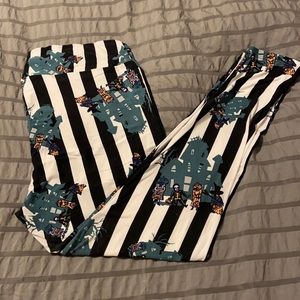 Lularoe Halloween TC2 Leggings Worn Black and White haunted house treaters